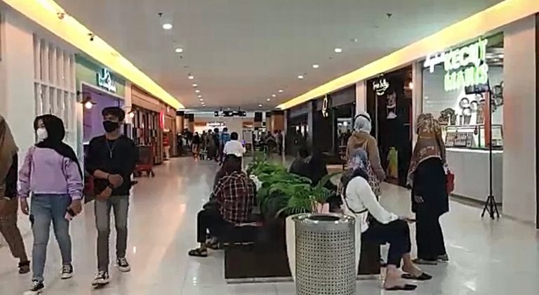 suasana pengunjung Duta Mall