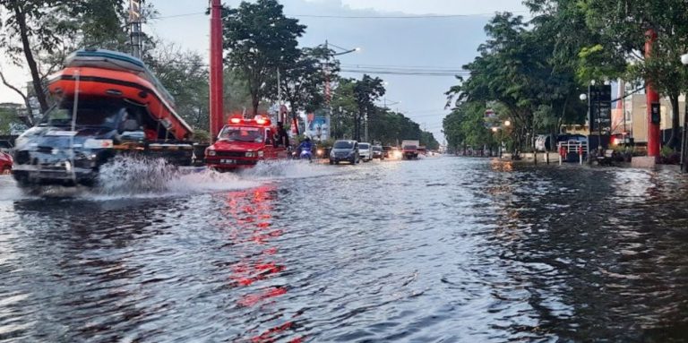 Ruas jalanan kota Banjarmasin banjir