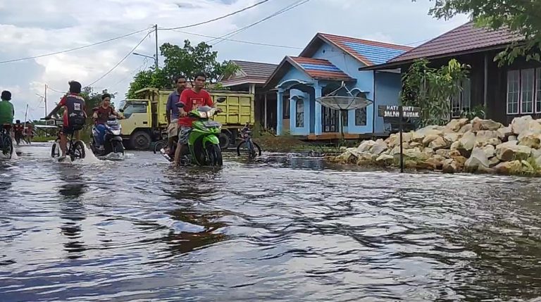 Sungai Nagara meluap hingga ke jalan (foto:duta tv)