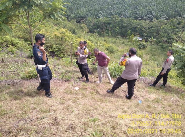 Petani Temukan Benda Aneh Di Sungai Python