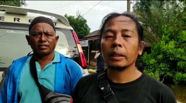 Rahmat (kanan), ketua komplek MJ Perdana II.