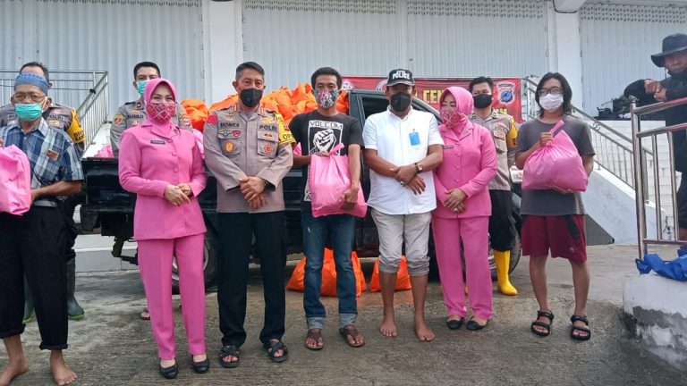 Ketua Bhayangkari Polresta Banjarmasin Linda Rachmat didampingi kapolresta Banjarmasin, kombespol Rachmat Hendrawan menerima bantuan ratusan paket Sembako