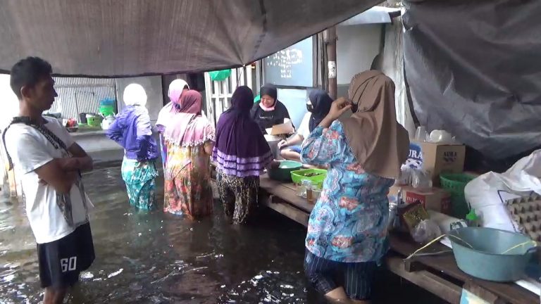 korban banjir di gang Permata, bergotong royong membungkus nasi goreng