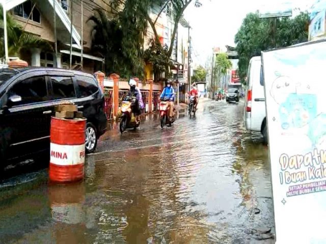 kondisi jalan Banjar Indah pasca banjir (foto:duta tv)