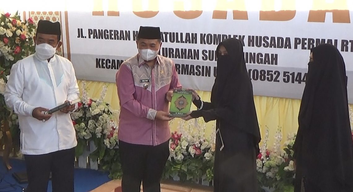Ibnu Sina dan pembina pesantren Tahfidz Suhada Anwar Hadimi, menyerahkan secara simbolis Al-Quran (foto:duta tv)