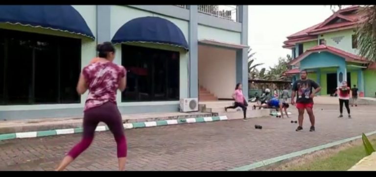 atlet tinju Kalsel menjalani sesi latihan di Sasana Tinju Brimob Banjarbaru (foto:duta tv)