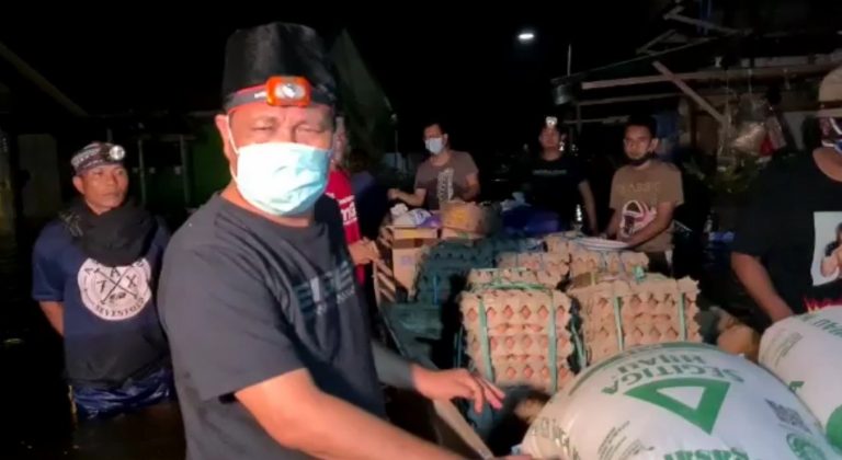 Paman Birin membagika sembako kepada korban terdampak banjir