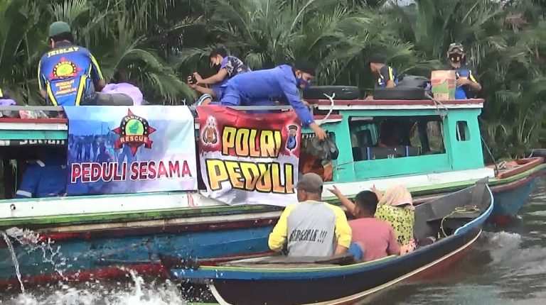 Satpolair Polresta Banjarmasin bersama relawan membagikan logistik Sembako (foto:duta tv)