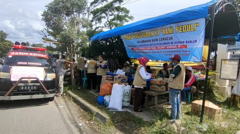 posko bantuan untuk korban banjir di kawasan Belitung Darat