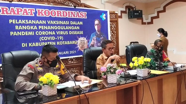 rapat koordinasi pelaksanaan vaksinasi di kantor bupati Kotabaru (foto:duta tv)