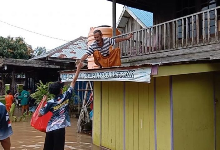 relawan dan damkar membagikan nasi kepada korban banjir di martapura
