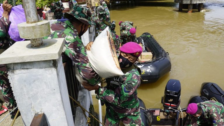prajurit kembali mendistribusikan bantuan dari wakil bupati Banjar (foto:duta tv)