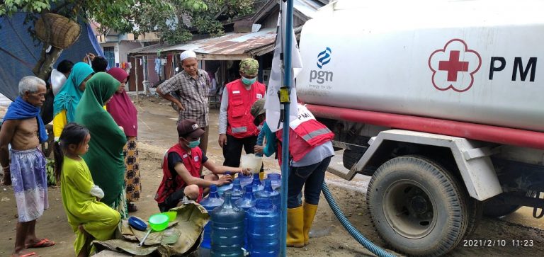 PMI memberikan bantuan kepada korban bencana banjir (foto:duta tv)