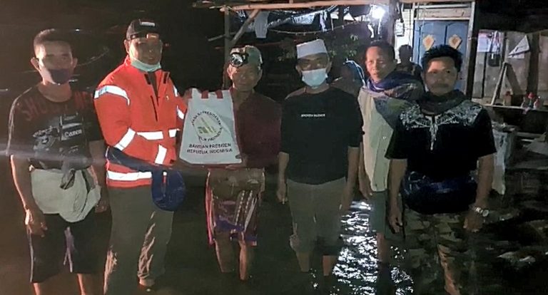 bantuan yang diberikan kepada korban banjir, oleh gubernur Kalimantan Selatan