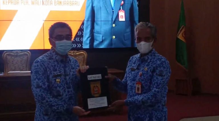 Penyerahan memory Wali Kota Banjarbaru, Darmawan Djaya, kepada Sekretaris Daerah Kota Banjarbaru, Said Abdullah