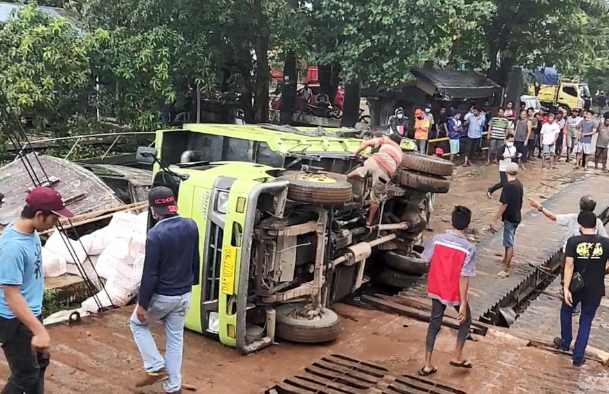 insiden truk terbalik di Pelabuhan Martapura Baru (foto:duta tv)