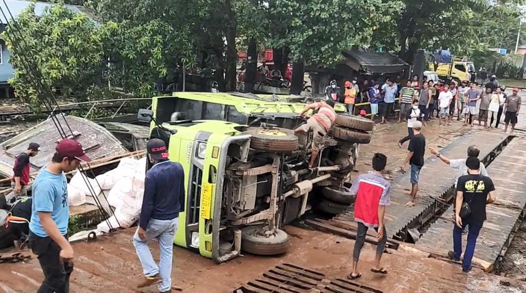 insiden truk terbalik di Pelabuhan Martapura Baru (foto:duta tv)