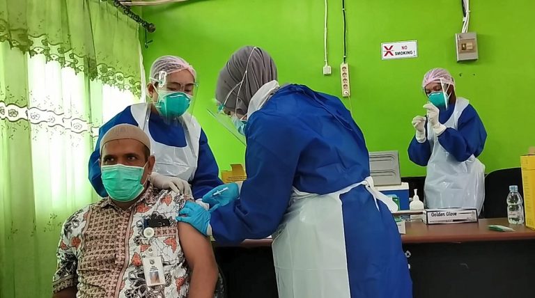 vaksinasi tenaga kesehatan di Kotabaru (foto:duta tv)