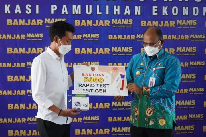 Pj Gubernur Kalsel Safrizal ZA, memberikan bantuan 5.000 pcs Rapid Test Antigen (foto:duta tv)