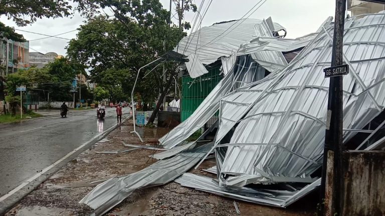 kanopi toko roboh akibat angin kencang (foto:duta tv)