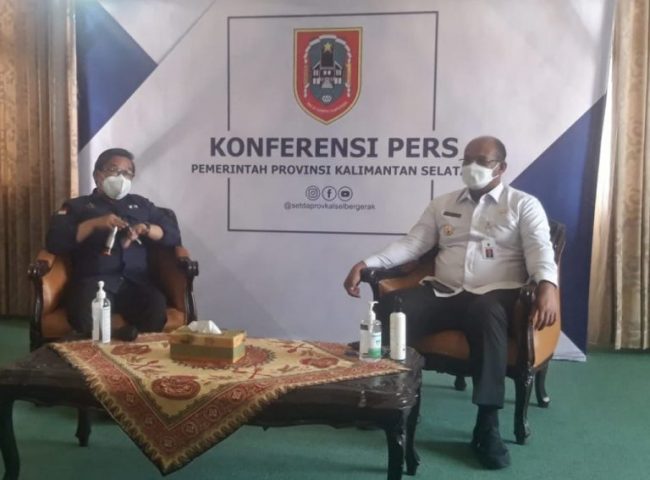 Wamen LHK RI, Alue Dohong (kiri) bersama Pj. Gubernur Kalsel, Safrizal ZA (kanan) saat konferensi pers program pemulihan pasca banjir, di Banjarbaru, Rabu (10/3/2021). MC Kalsel/Ar