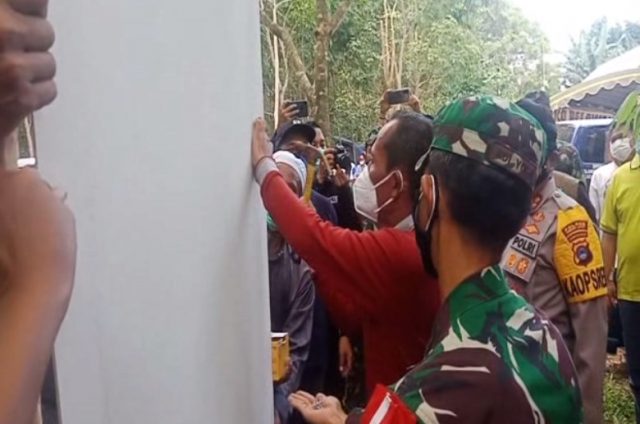 Sukamta memaku papan kalsiboard (foto:duta tv)