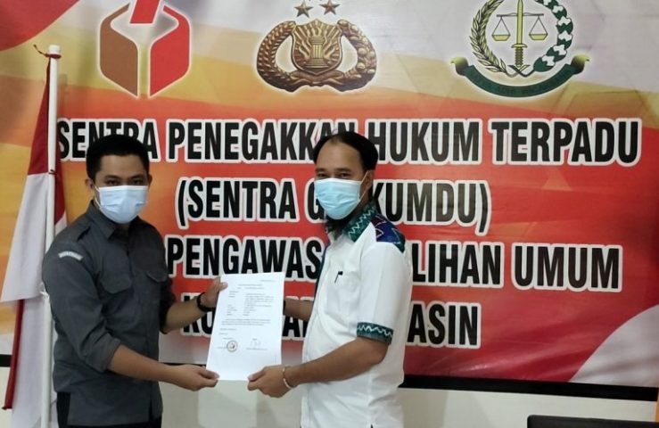 tim hukum Ibnu-Arifin melaporkan dugaan tindakan pelanggaran kampanye pasca putusan MK ke Bawaslu Kota Banjarmasin (foto:duta tv)