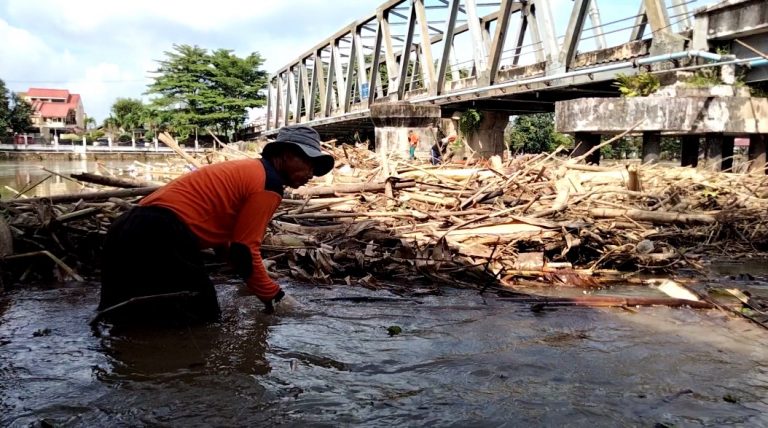 sampah bambu di bawah Jembatan Pekauman (foto:duta tv)