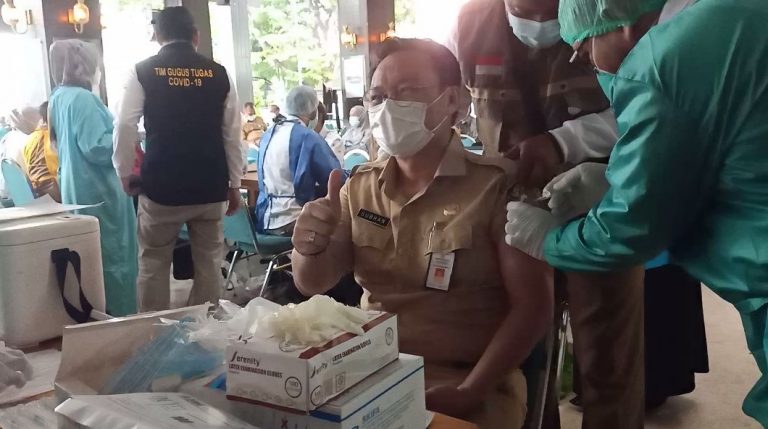 Pemerintah Kota Banjarmasin resmi melakukan vaksinasi terhadap warga lanjut usia (foto:duta tv)