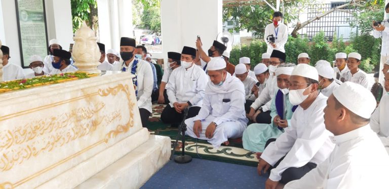 AHY bersama kader berziarah ke makam HM Anang Djazouly (foto:duta tv)