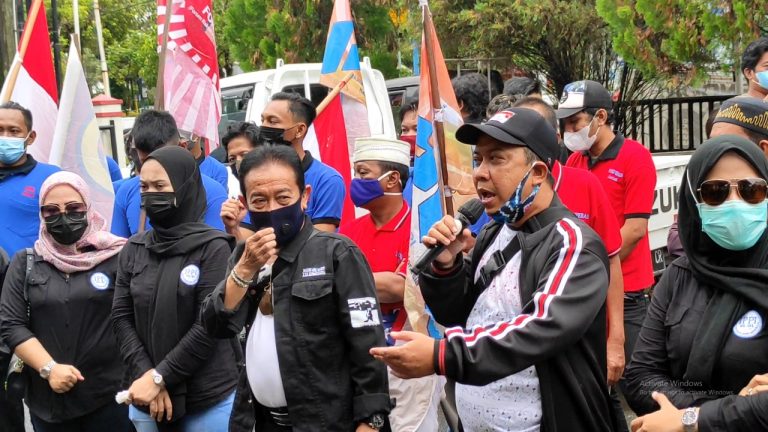 Puluhan masa dari gabungan LSM di Kalsel menggelar aksi demo di halaman kantor KPU Kalsel (foto:duta tv)