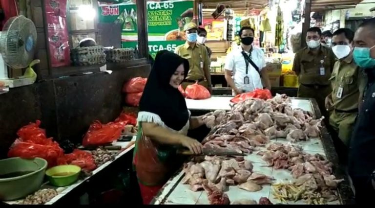 Pj Wali kota Banjarmasin, Tegur Pedagang Tidak Memakai Masker (Foto: Duta Tv)