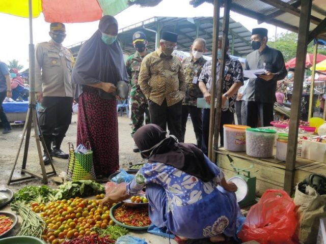 Bupati Achmad Fikry Pantau Harga Sembako