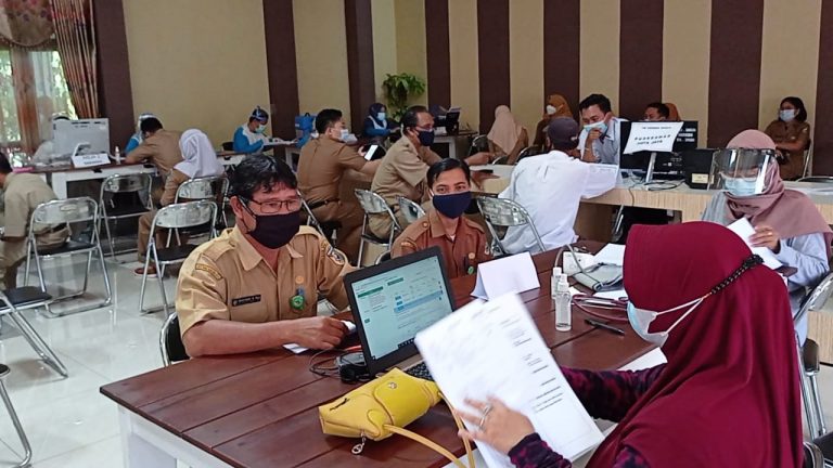 pelaksanaan vaksinasi tahap II untuk pegawai di lingkungan Pemerintah Kabupaten Tanah Laut (foto:duta tv)