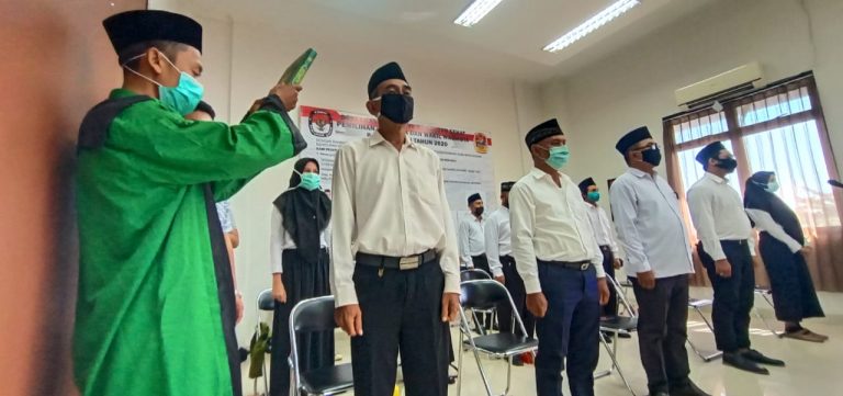 KPU melantik petugas Adhoc Panitia Pemilihan Kecamatan (PPK) Banjarmasin Selatan, dan Petugas Pemungutan Suara (PPS) (foto:duta tv)