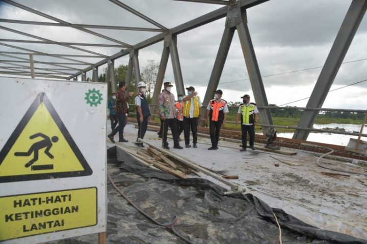Safrizal ZA kembali melakukan evaluasi progress  pembangunan jembatan Sungai Salim (foto:istimewa)