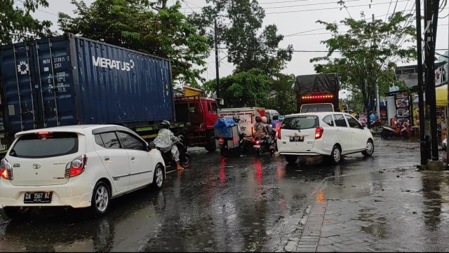 Pohon Besar di Jalan Pramuka Tumbang, Akibat Diterjan Angin Kencang