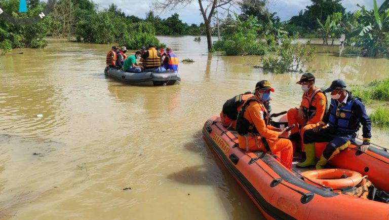 Tim Basarnas Banjarmasin, yang mendatangi lokasi banjir