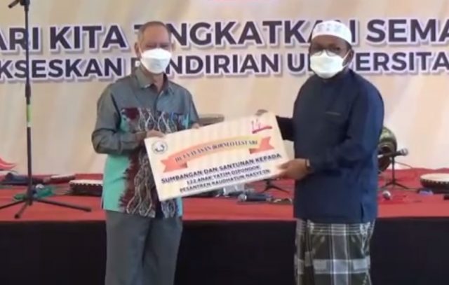 Yayasan Borneo Lestari Menyerahkan Sumbangan 