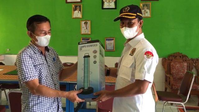 Paman Yani bersama isteri memberikan bantuan lampu ultraviolet disinfektan