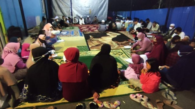 Doa bersama warga desa Manunggal jaya