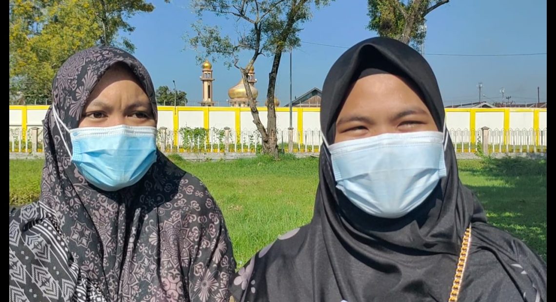 Putri dan Zahra Rela Antri Lama Untuk Dapatkan Nomer Peserta Vaksin