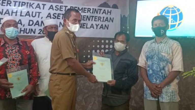 Bupati Tala Serahkan Sertifikasi Tanah Milik Warga