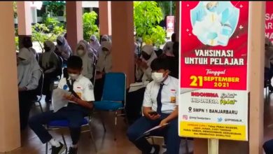 pelajar di SMPN 1 Banjarbaru antre vaksin (foto:duta tv)