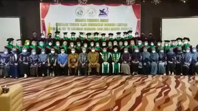 Sebanyak 121 sarjana baru dari jurusan farmasi, Stikes Borneo Lestari Banjarbaru, mengikuti prosesi wisuda