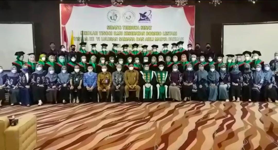 Sebanyak 121 sarjana baru dari jurusan farmasi, Stikes Borneo Lestari Banjarbaru, mengikuti prosesi wisuda