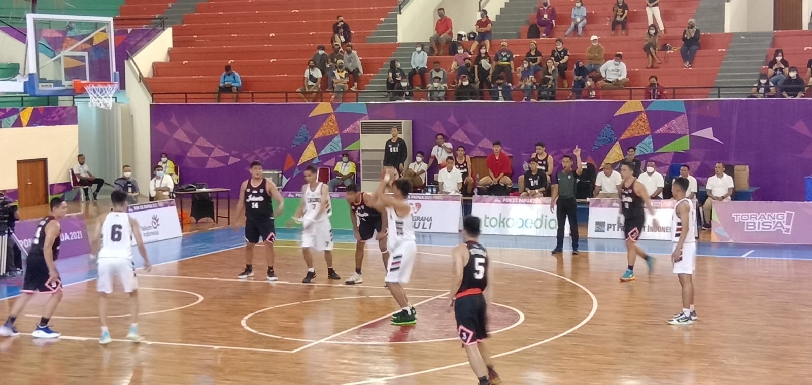 pertandingan basket putra Kalsel melawan DKI Jakarta
