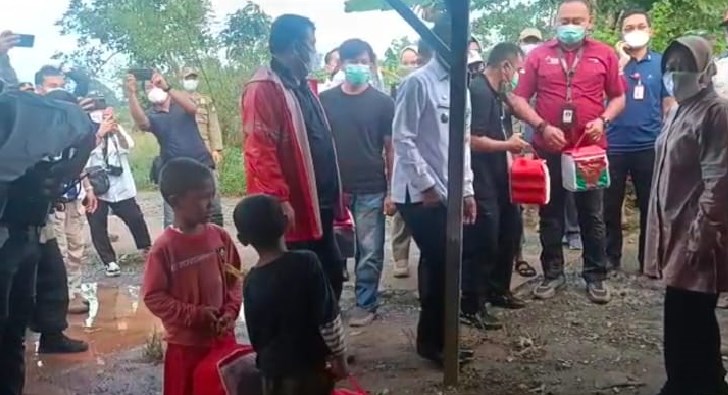 Menteri Sosial RI Serahkan Bantuan Bagi Anak-Anak Korban Banjir