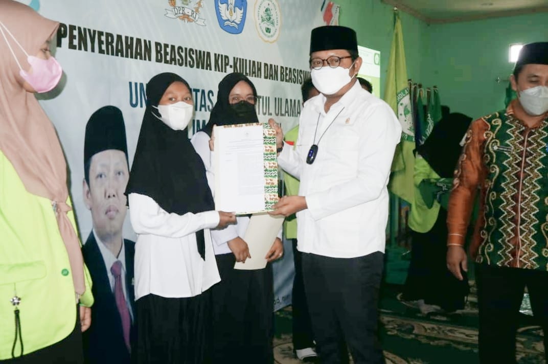 Penyerahan bantuan beasiswa untuk mahasiswa daerah