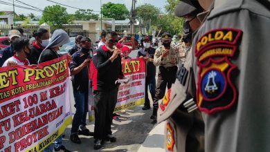 puluhan masa menggelar aksi demo anti korupsi di depan Kantor Kejaksaan Tinggi Kalimantan Selatan